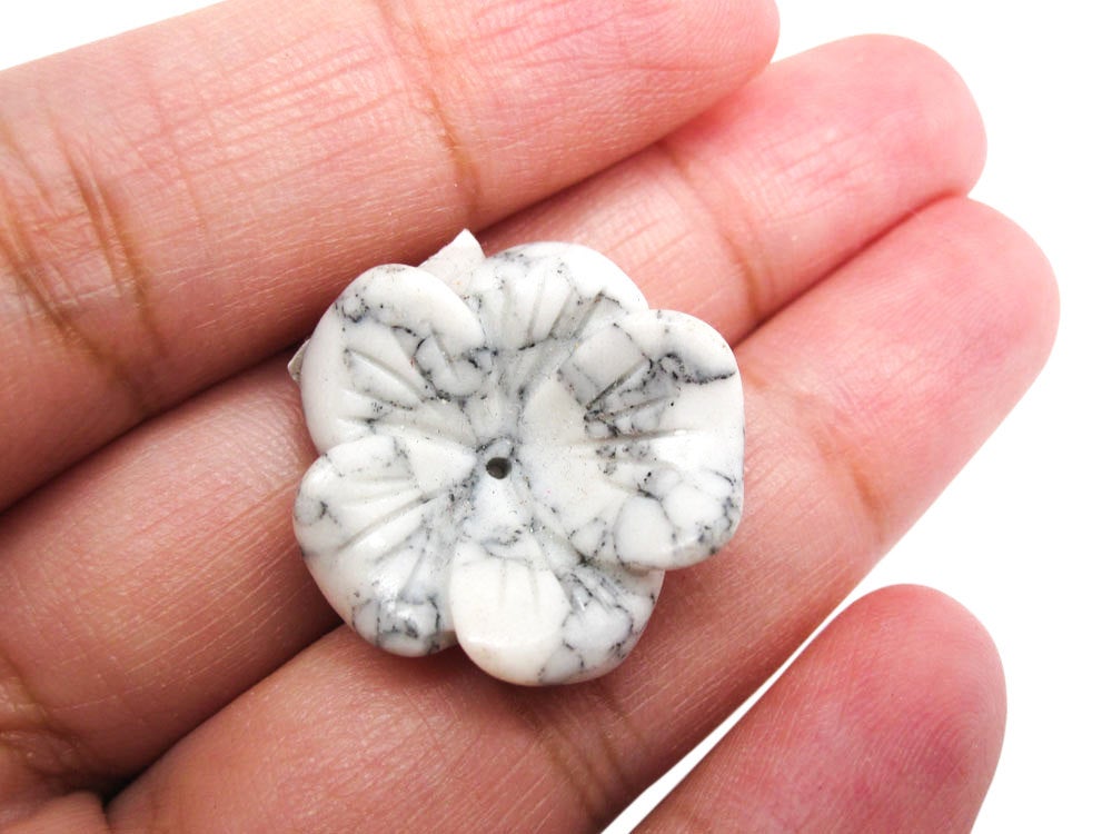 Howlite Beads Carved Flower